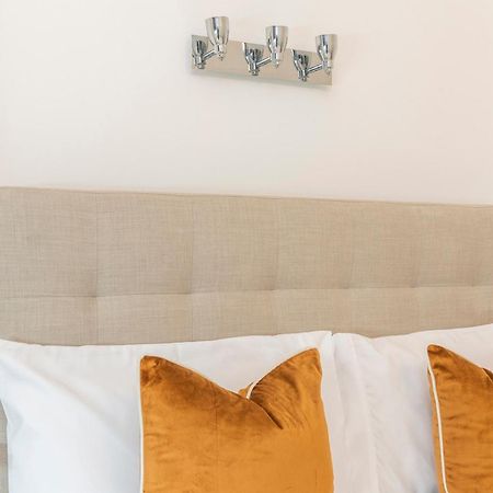 2 Min Walk Earls Court Station - Luxury 2 Bedroom Flat London Eksteriør billede
