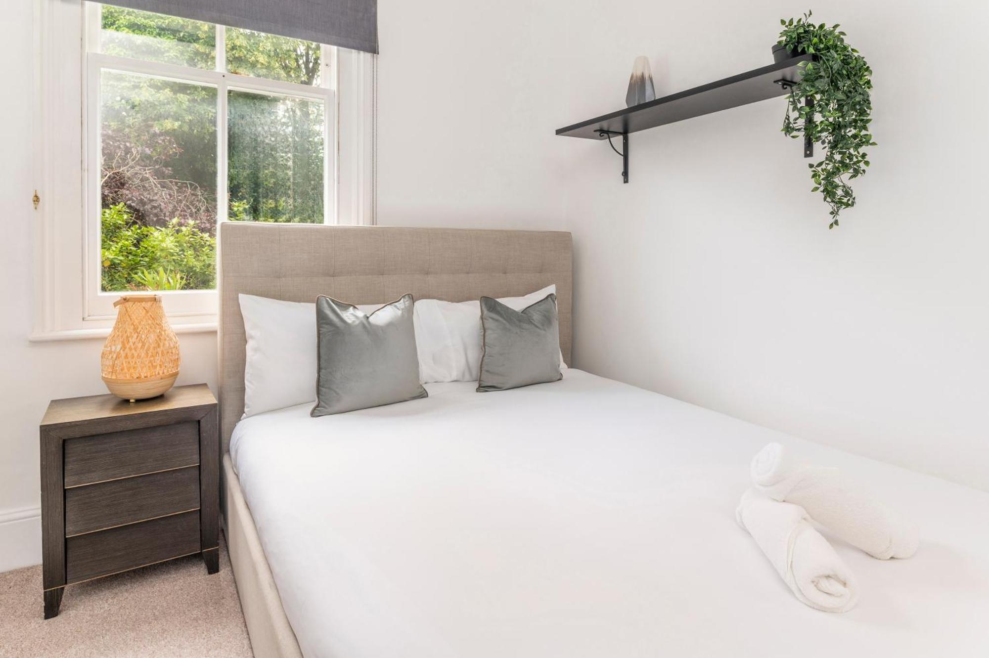 2 Min Walk Earls Court Station - Luxury 2 Bedroom Flat London Eksteriør billede