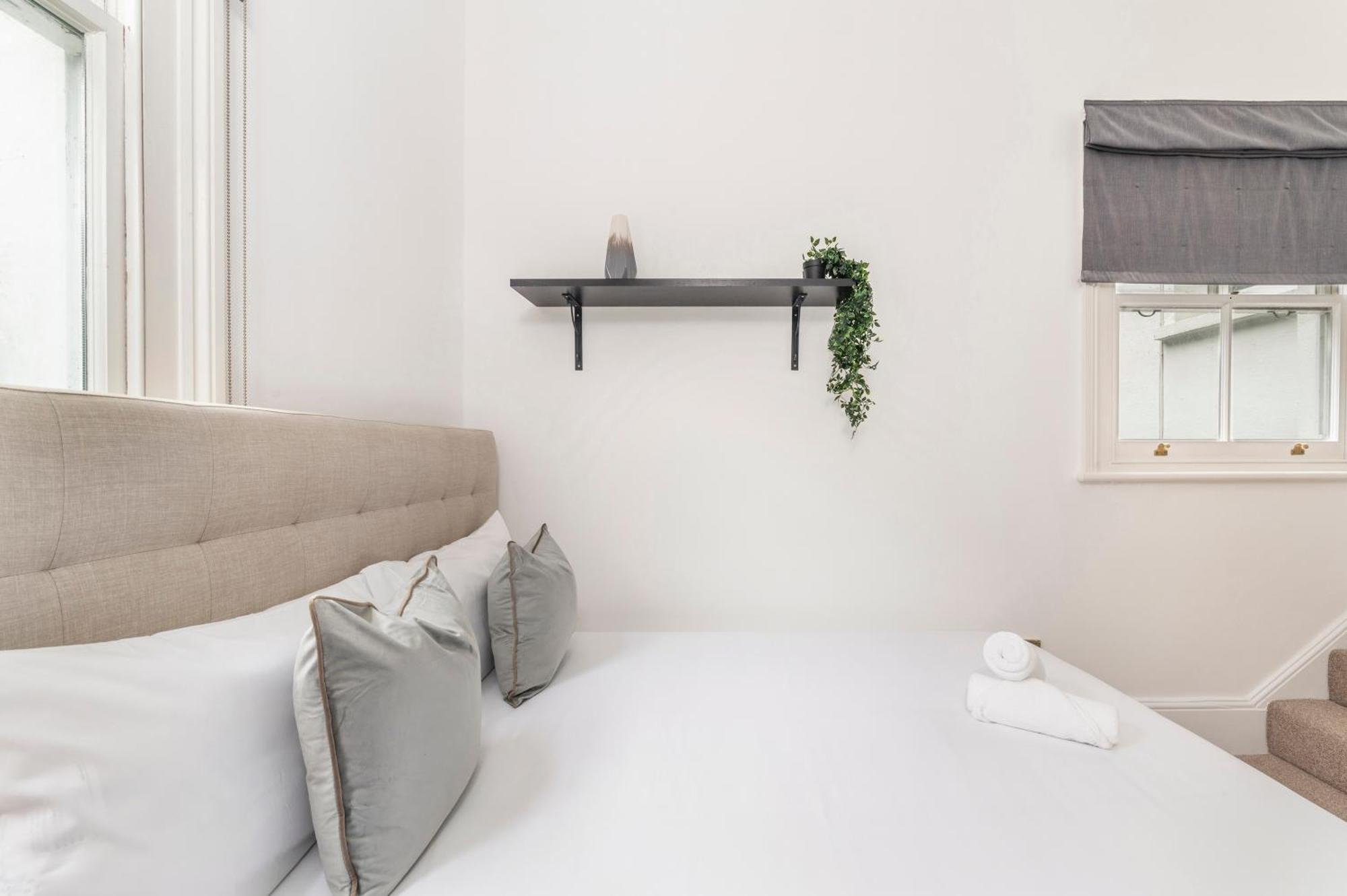 2 Min Walk Earls Court Station - Luxury 2 Bedroom Flat London Eksteriør billede