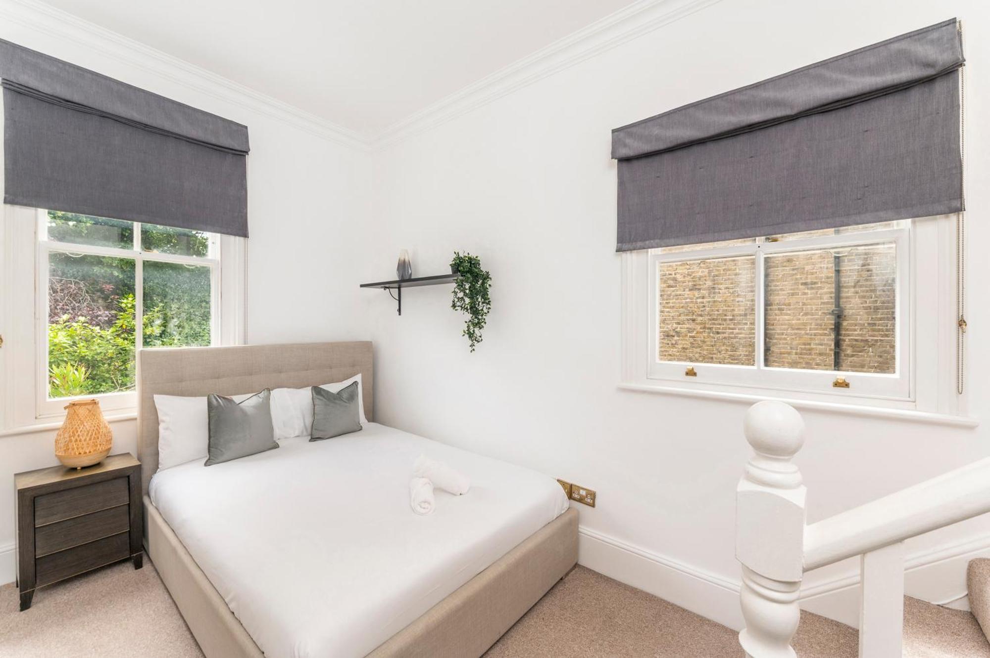 2 Min Walk Earls Court Station - Luxury 2 Bedroom Flat London Eksteriør billede