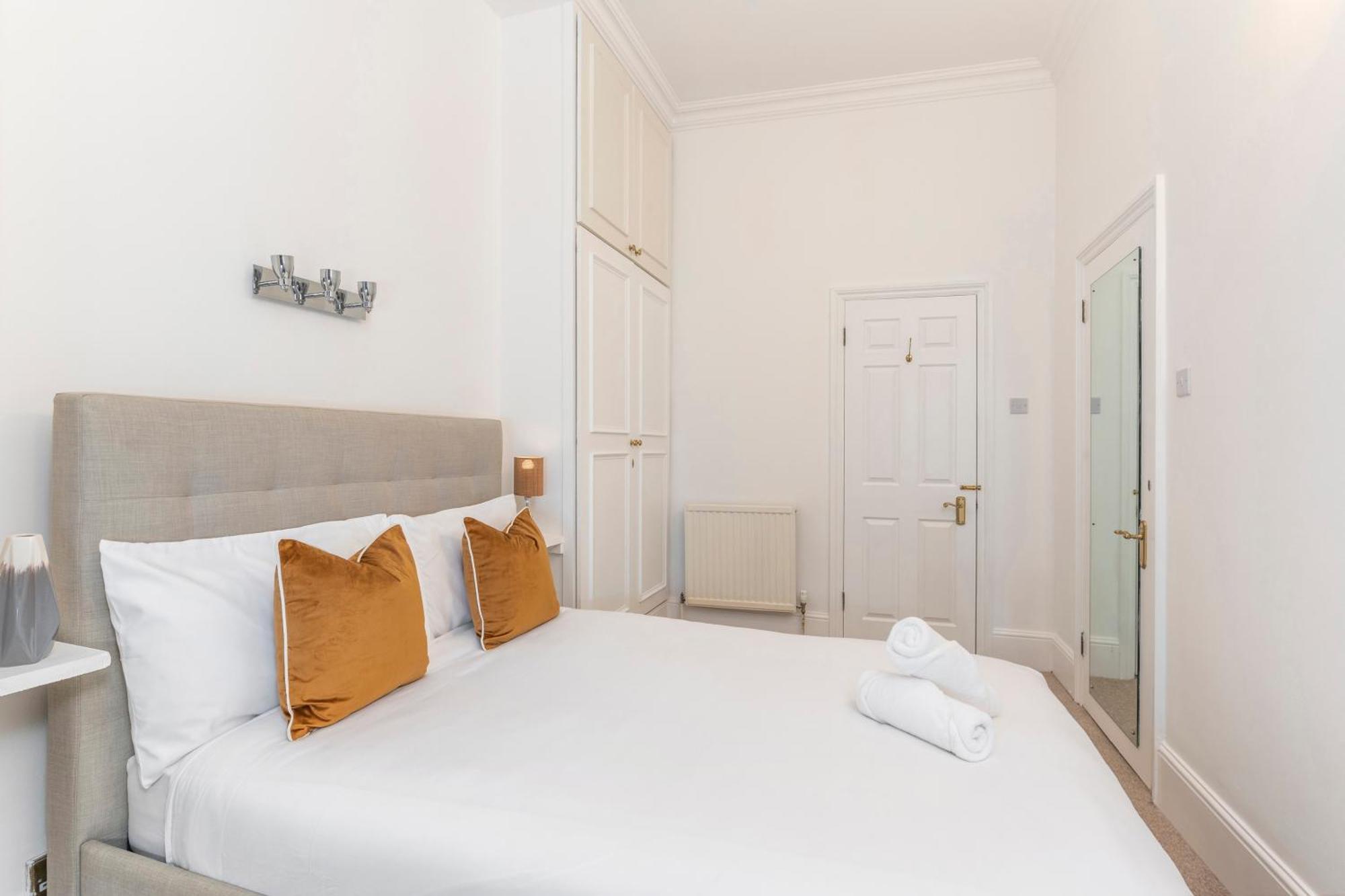 2 Min Walk Earls Court Station - Luxury 2 Bedroom Flat London Eksteriør billede